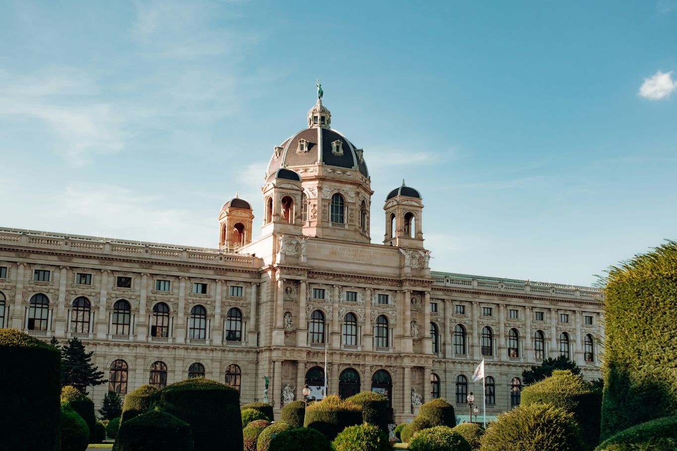 Das Kunsthistorische Museum in Wien mit seiner beeindruckenden Architektur, umgeben von gepflegten G&auml;rten.