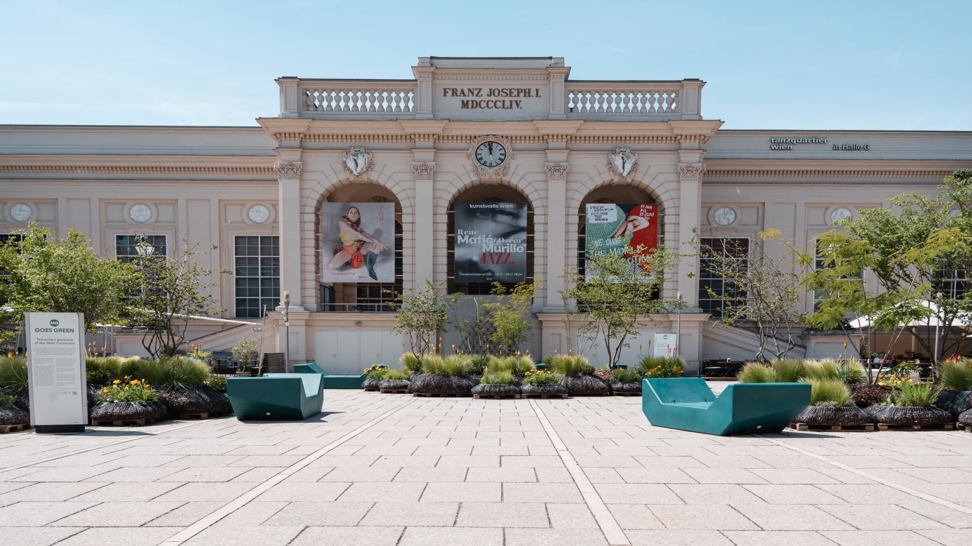 Au&szlig;enansicht des Kursalon H&uuml;bner im Wiener Stadtpark, ein historisches Geb&auml;ude mit klassischer Architektur und gepflegter Gr&uuml;nanlage im Vordergrund.